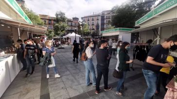 La Feria del Libro de Toledo abre sus puertas desafiando al mal tiempo y con el objetivo de aumentar un 20% sus visitantes