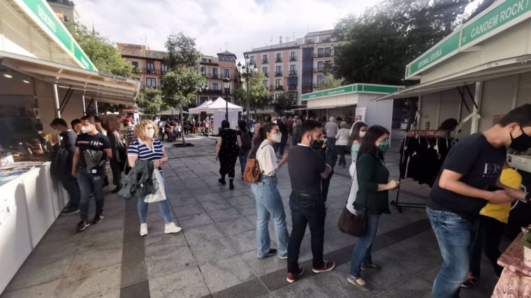 La Feria del Libro de Toledo abre sus puertas desafiando al mal tiempo y con el objetivo de aumentar un 20% sus visitantes