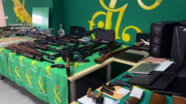 Tres detenidos y ocho investigados en Cáceres y Toledo de una presunta red de estafas con más de 80 armas y munición