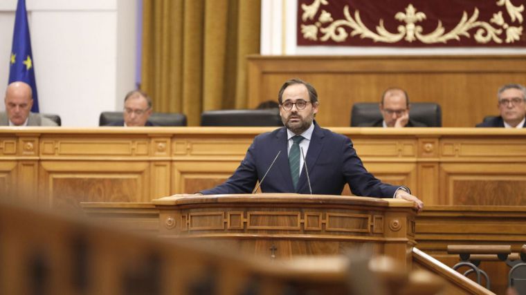Núñez ofrece a Page un pacto para reclamar la dimisión de Sánchez si pone en marcha el campamento de inmigrantes en el aeropuerto de Ciudad Real