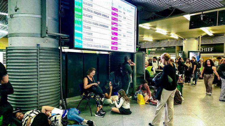 Ouigo cancela alrededor del 50% de sus servicios debido al descarrilamiento de un tren entre Atocha y Chamartín