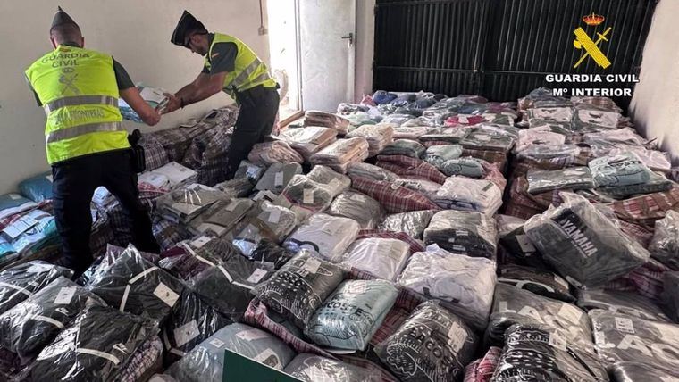 La Guardia Civil interviene en Albacete más de 7.000 prendas de ropa falsificadas valoradas en más de 2 millones
 