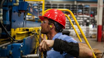 La industria de CLM pierde el 2% de sus empresas, pero aumenta en un 3,41% el número de trabajadores del sector