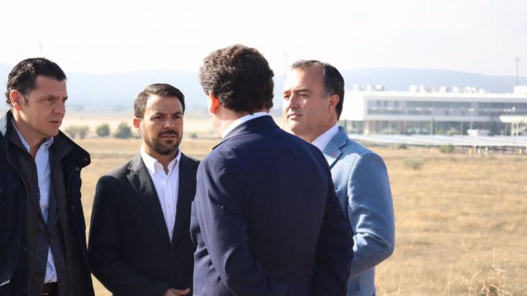 Vox pide una comisión de investigación sobre 'el macrocentro' de inmigrantes en el aeropuerto de Ciudad Real