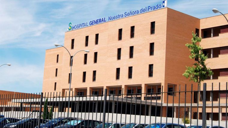 Trasladan al hospital a un trabajador tras caerle una viga de hierro en las piernas en Talavera de la Reina