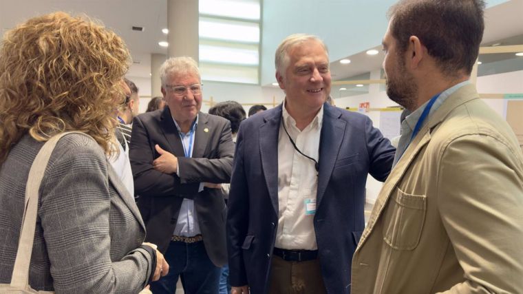 El alcalde de Ciudad Real critica que el aeropuerto 'cada vez diga una cosa distinta' sobre el centro de inmigrantes