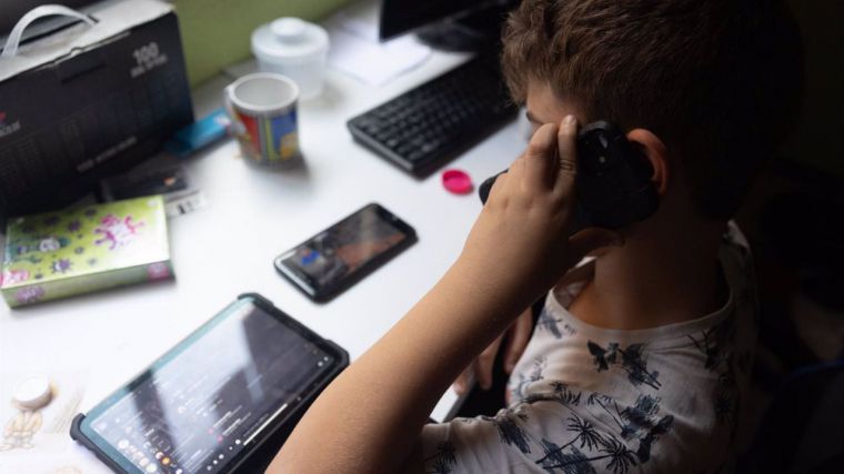 El Fiscal Superior afirma que 'no lleva a ningún sitio regalar a un niño de 9 años un móvil. Todo tiene su tiempo'