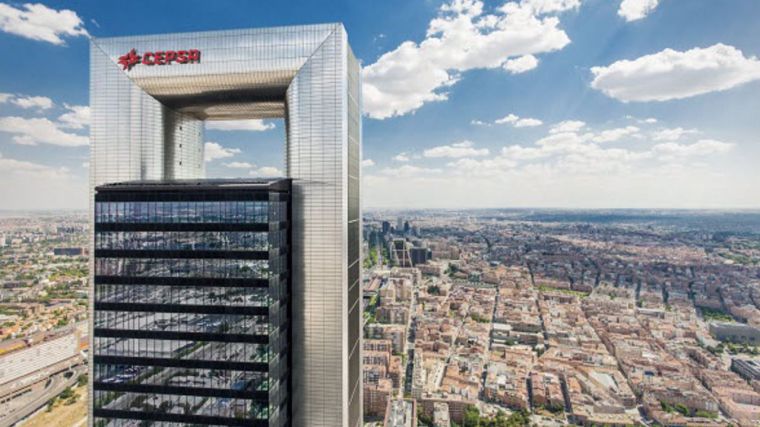 Cepsa congela sus inversiones en España por el impuesto extraordinario y estudia priorizar otros países