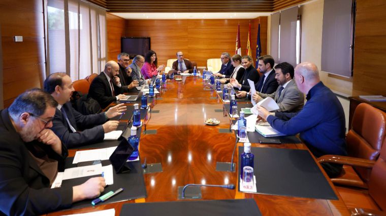 El Pleno de las Cortes regionales debate este jueves sobre ayudas a autónomos, inmigración y cultivo del azafrán
