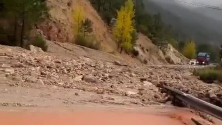 Cortada totalmente la CM-412 a su paso por Molinicos (Albacete) por deslizamiento de tierra