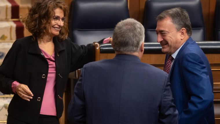 El Gobierno hará decaer el impuesto a energéticas y pacta con el PNV que Euskadi gestione el de la banca