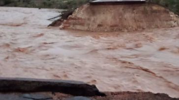 La CM-2015 queda cortada por balsas de agua y Landete ya cuenta con un desvío tras el derrumbe del puente