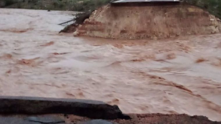 La CM-2015 queda cortada por balsas de agua y Landete ya cuenta con un desvío tras el derrumbe del puente