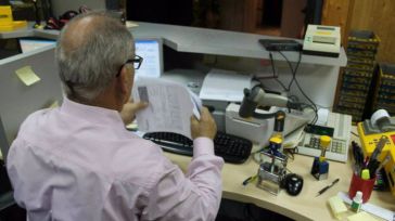 Un funcionario de CLM gana 7.500 euros más al año que uno de la Administración General del Estado