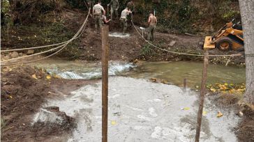 El Ejército construye en Landete una pasarela sobre el río mientras se arregla el puente dañado por la DANA