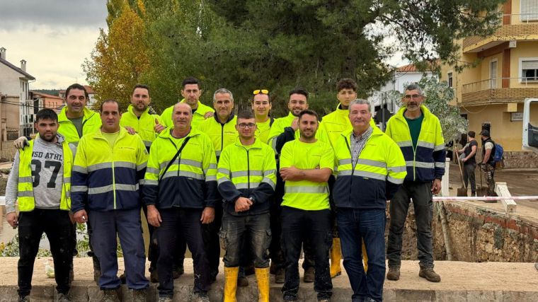 La empresa conquense Extransa colabora con las labores de limpieza de la localidad de Mira