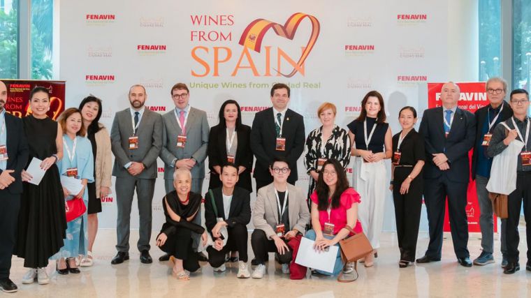 Valverde explica a importadores vietnamitas en Ho Chi Minh por qué FENAVIN es la feria del vino español más importante del mundo