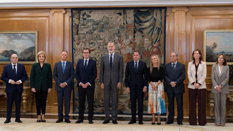 El Rey analiza con empresarios, sindicatos, autónomos, aseguradoras y bancos el impacto económico de la DANA