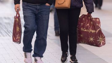 Los españoles gastarán de media 463 euros en compras navideñas, un 10% menos que el año pasado, 