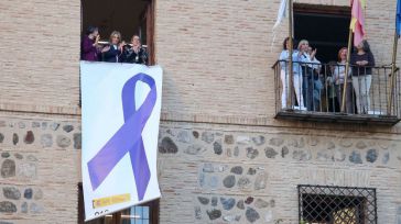 La Delegación del Gobierno en Toledo despliega el lazo morado contra la violencia machista