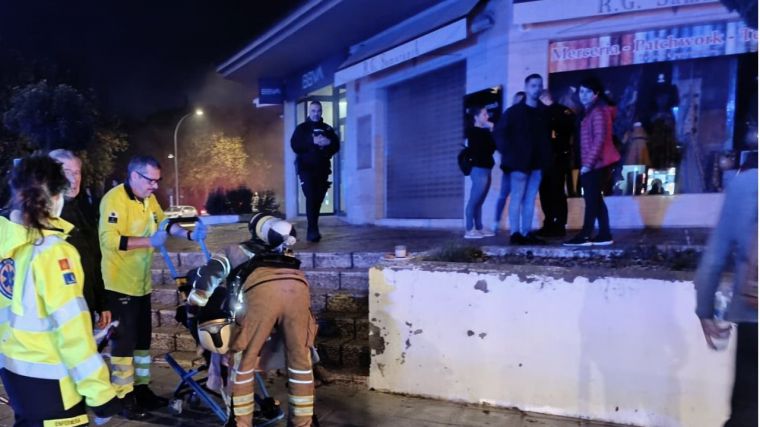 Los bomberos intervienen en el incendio de una churrería en el Polígono Residencial de Toledo