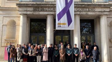 La Delegación de Gobierno escenifica el rechazo a la violencia machista más a allá del 25N con minutos de silencio