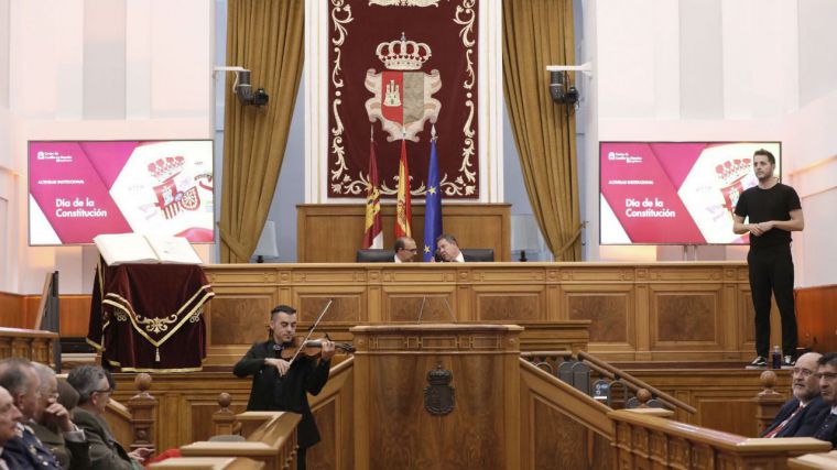 Acto institucional, iluminación de la fachada de San Gil y jornada de puertas abiertas, en la celebración del Día de la Constitución en las Cortes de Castilla-La Mancha