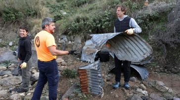 La jornada de basuraleza concluye con la recogida de más de mil kilos de chapas de tuberías arrastradas por la DANA del pasado año