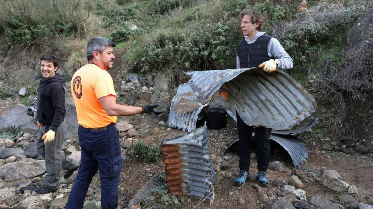 La jornada de basuraleza concluye con la recogida de más de mil kilos de chapas de tuberías arrastradas por la DANA del pasado año