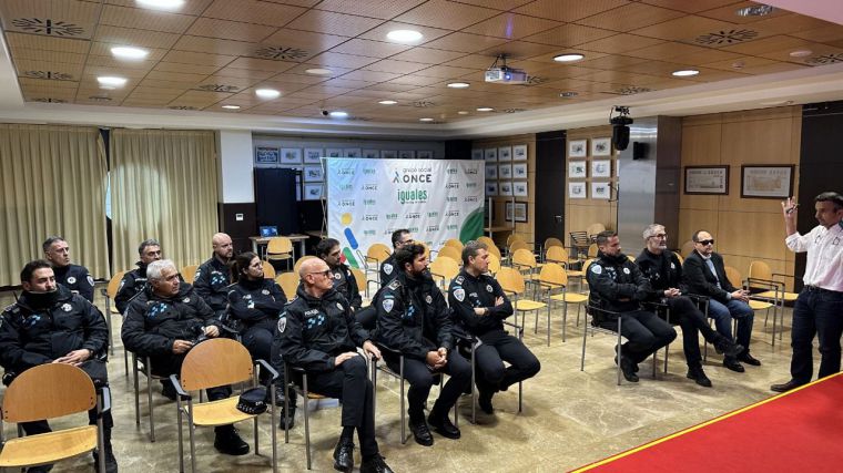 La ONCE y la Policía Local de Toledo colaboran para mejorar la atención a las personas con discapacidad visual en la XXXIII Semana de la entidad