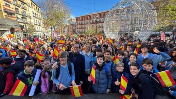 El Ayuntamiento celebra con 300 escolares de Toledo el aniversario de la Constitución, en un acto donde se ha destacado el papel de la Corona