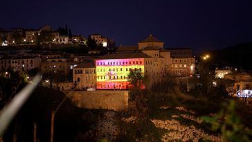 La fachada de San Gil se ilumina con los colores de la bandera de España por el Día de la Constitución