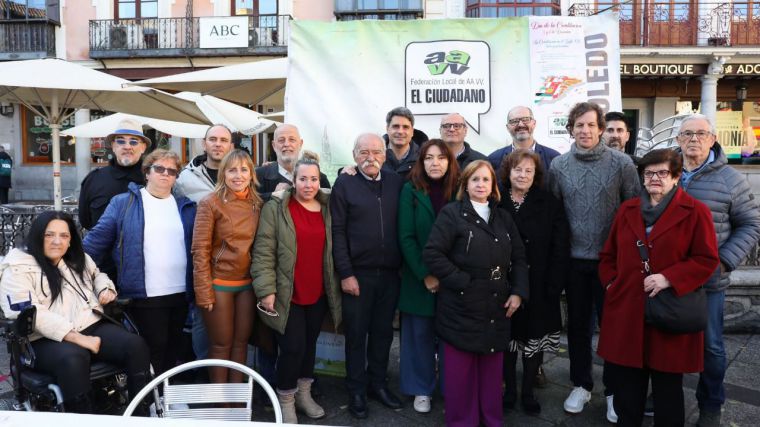 Grupos políticos, asociaciones y vecinos participan en el acto de lectura de la Constitución Española celebrado en Zocodover