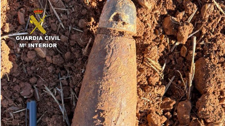 Un agricultor encuentra un proyectil de artillería de la Guerra Civil en un pueblo de Guadalajara