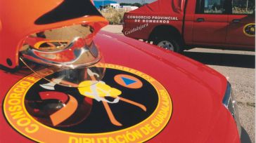 Varias dotaciones de bomberos luchan para extinguir un incendio en una nave industrial de Sacedón