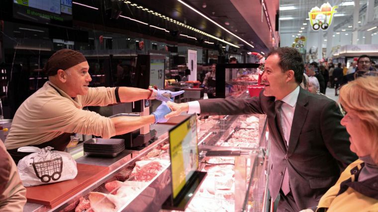 Family Cash inaugura su primera tienda en Toledo y el alcalde reconoce su impulso a la economía y el empleo de la ciudad