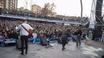 Rozalén encabeza un desfile de solidaridad en el concierto benéfico 'Albacete X Letur' ante 3.500 personas