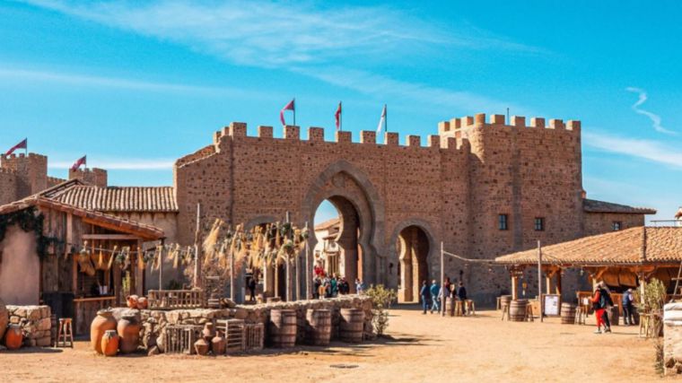 Desalojan la zona de restauración de Puy du Fou en Toledo tras originarse un fuego en una campana extractora