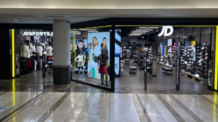 La cadena de tiendas JD Sports rebaja previsiones y se hunde más de un 9%