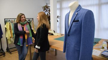 La cerámica de Talavera de la Reina inspira el diseño de las chaquetas del personal de Castilla-La Mancha en FITUR de la mano de Miriam Márquez