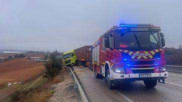 El accidente de un camión tráiler en Cuenca provoca un derrame de combustible en un carril de la N-320