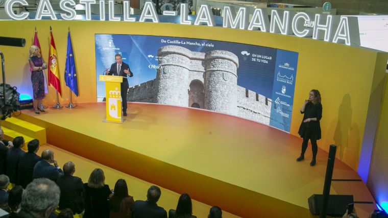 Castilla-La Mancha aterriza en Fitur poniendo los pies en el cielo y ofreciendo 'un destino joven y vibrante'