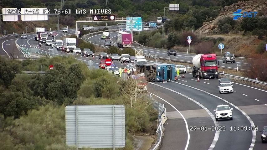 Retenciones en la A-42 por el vuelco de un camión que transportaba cerdos vivos a la altura de Las Nieves (Toledo)