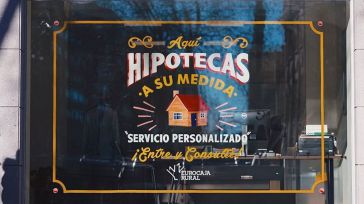 Rótulos tradicionales "de negocios de siempre" llenan las oficinas de Eurocaja Rural para ofrecer una banca más cercana