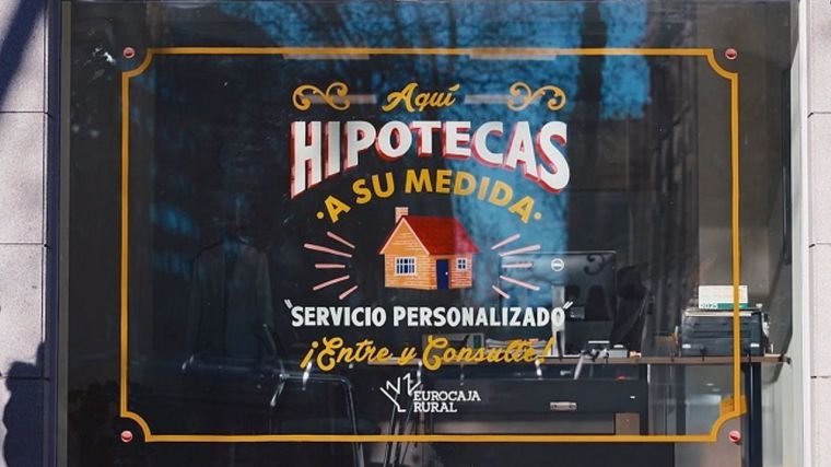 Rótulos tradicionales 'de negocios de siempre' llenan las oficinas de Eurocaja Rural para ofrecer una banca más cercana