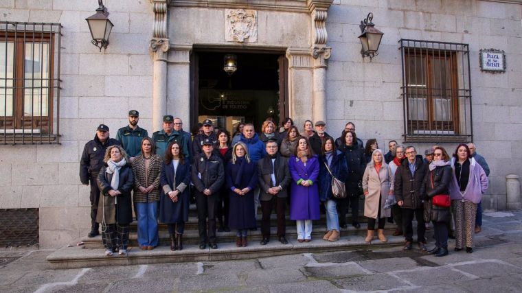CLM expresa su rechazo a la violencia machista guardando silencio por la primera víctima de 2025