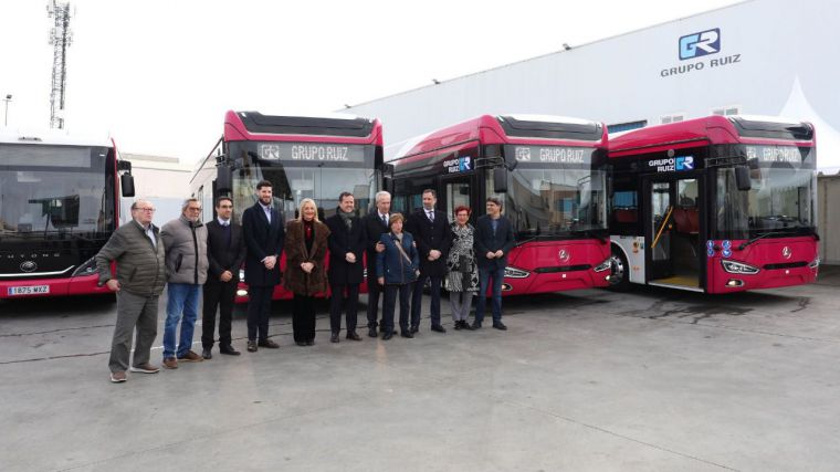 Toledo estrena 5 autobuses urbanos eléctricos, accesibles y que admiten pago con tarjeta para la nueva línea 32