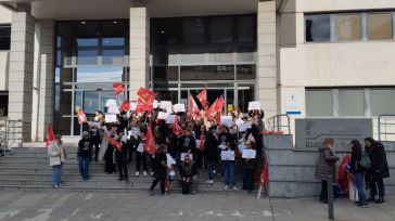 La plantilla del 112 se concentra en Toledo para reclamar el cese de la externalización del servicio en la Región