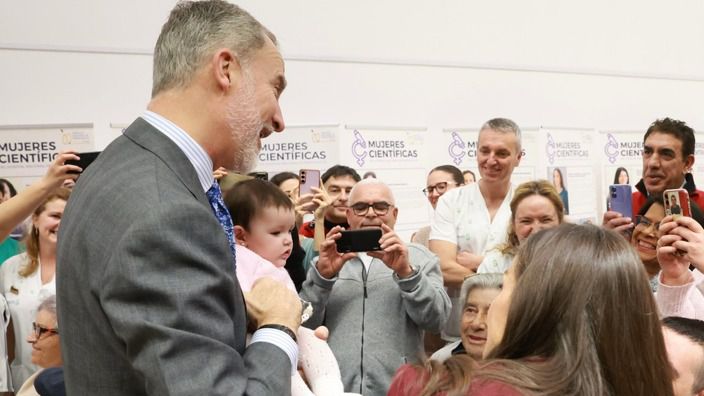 Los Reyes visitan el Hospital Nacional de Parapléjicos (Toledo) por su 50º aniversario y sorprenden con su faceta más paternal