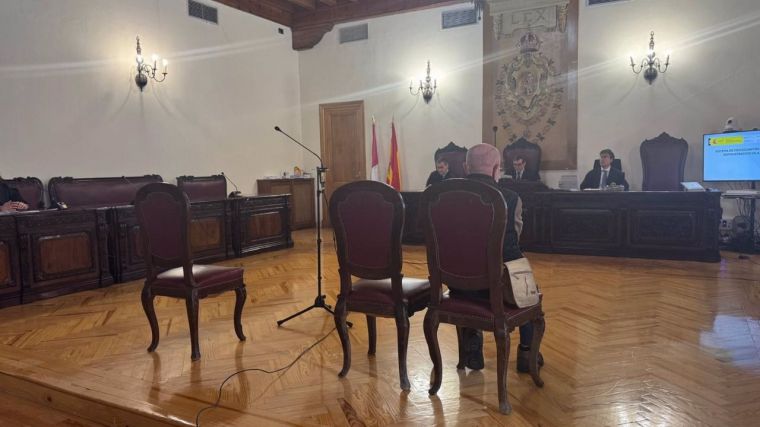 El acusado de abusar sexualmente de una octogenaria en Camarenilla reconoce los hechos y la Fiscalía retira la pena de cárcel